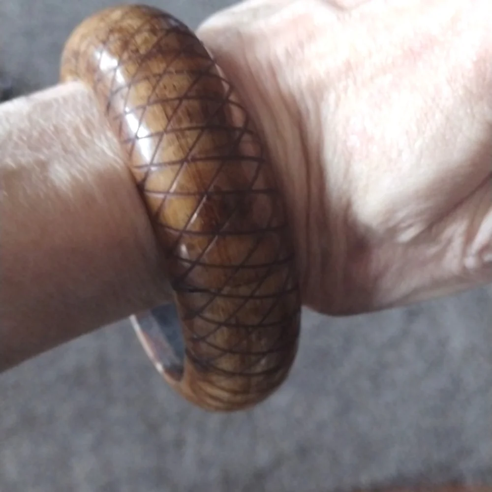 VINTAGE AUTHENTIC SHADES OF BROWN CARVED WOODEN BONE BANGLE 7.5